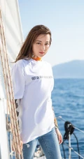 迪丽热巴乘小游轮海上写真，白衣牛仔裤尽显气质女生动人魅力