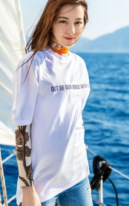 迪丽热巴乘小游轮海上写真，白衣牛仔裤尽显气质女生动人魅力