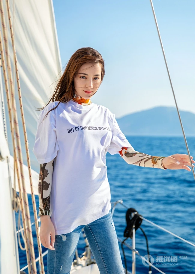 迪丽热巴乘小游轮海上写真，白衣牛仔裤尽显气质女生动人魅力