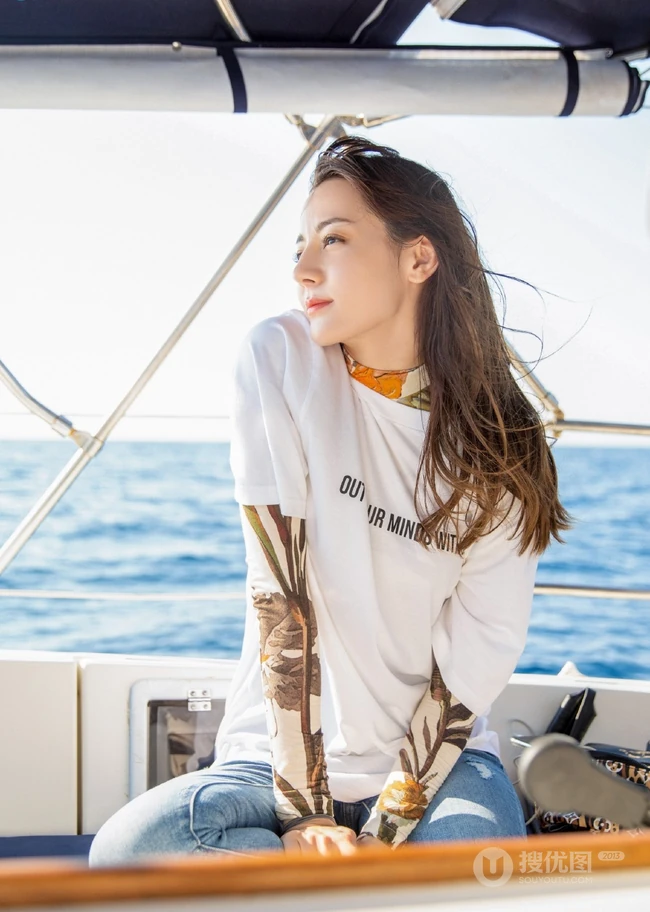 迪丽热巴乘小游轮海上写真，白衣牛仔裤尽显气质女生动人魅力