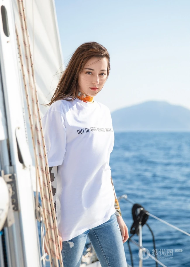 迪丽热巴乘小游轮海上写真，白衣牛仔裤尽显气质女生动人魅力