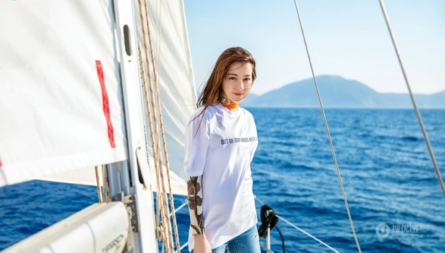 迪丽热巴乘小游轮海上写真，白衣牛仔裤尽显气质女生动人魅力