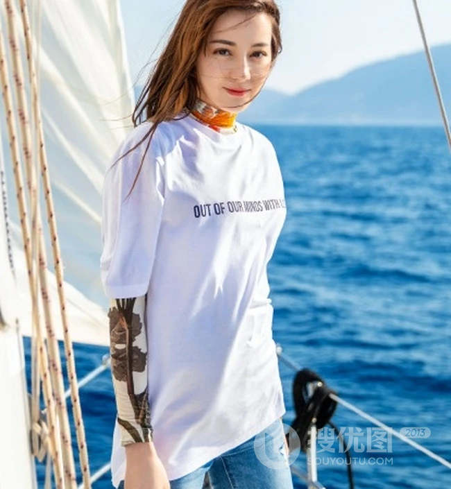 迪丽热巴乘小游轮海上写真，白衣牛仔裤尽显气质女生动人魅力