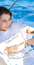 迪丽热巴乘小游轮海上写真，白衣牛仔裤尽显气质女生动人魅力