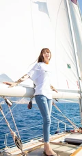 迪丽热巴乘小游轮海上写真，白衣牛仔裤尽显气质女生动人魅力
