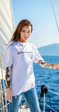 迪丽热巴乘小游轮海上写真，白衣牛仔裤尽显气质女生动人魅力