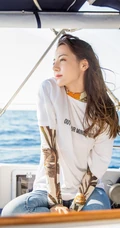迪丽热巴乘小游轮海上写真，白衣牛仔裤尽显气质女生动人魅力