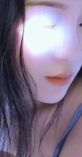 蓝色调为主的写真，蓝色肩带背心家居服女生梦幻唯美写真