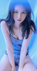 蓝色调为主的写真，蓝色肩带背心家居服女生梦幻唯美写真