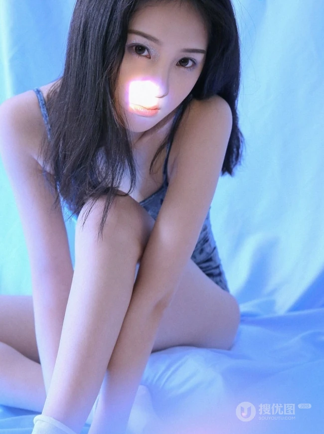 蓝色调为主的写真，蓝色肩带背心家居服女生梦幻唯美写真