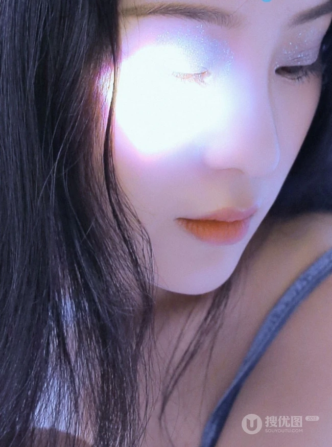 蓝色调为主的写真，蓝色肩带背心家居服女生梦幻唯美写真