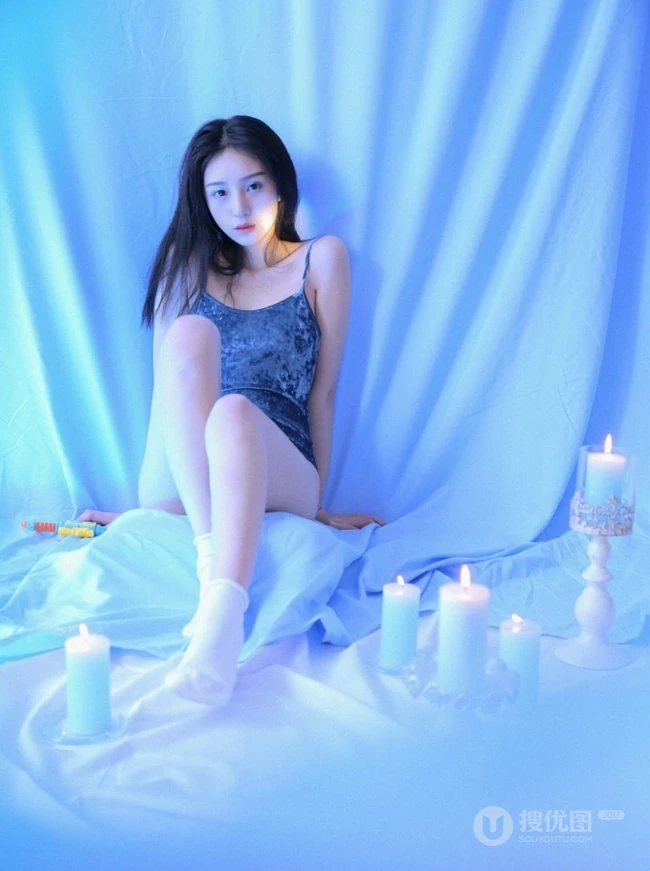蓝色调为主的写真，蓝色肩带背心家居服女生梦幻唯美写真