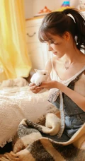 肩带牛仔裤女生和她的小豚鼠唯美室内写真照