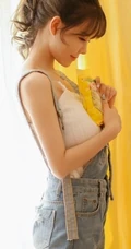 肩带牛仔裤女生和她的小豚鼠唯美室内写真照