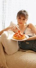 肩带牛仔裤女生和她的小豚鼠唯美室内写真照
