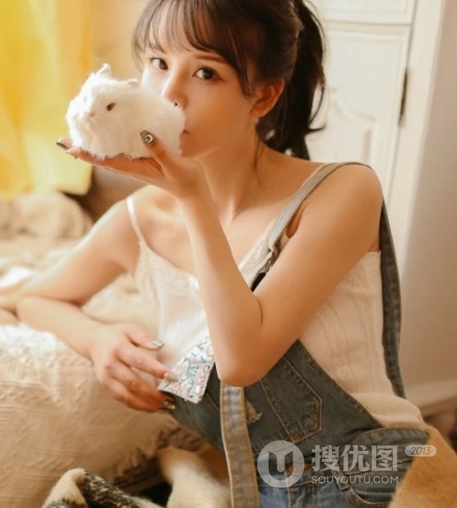 肩带牛仔裤女生和她的小豚鼠唯美室内写真照
