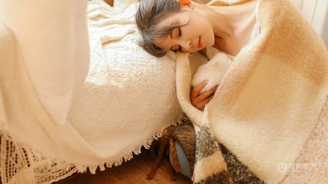 肩带牛仔裤女生和她的小豚鼠唯美室内写真照