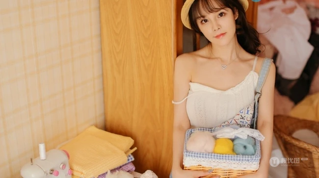 肩带牛仔裤女生和她的小豚鼠唯美室内写真照