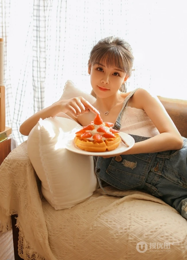 肩带牛仔裤女生和她的小豚鼠唯美室内写真照