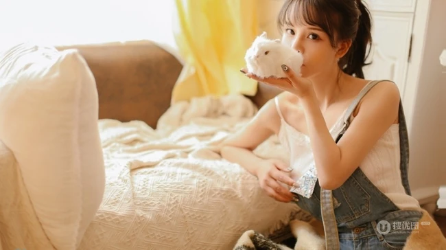 肩带牛仔裤女生和她的小豚鼠唯美室内写真照