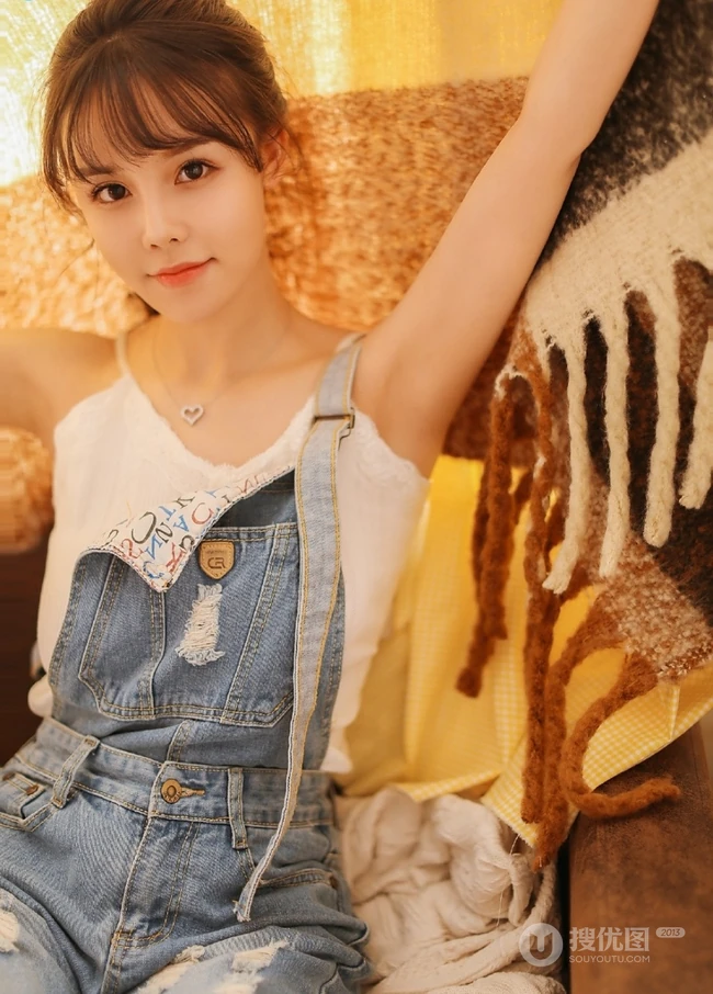 肩带牛仔裤女生和她的小豚鼠唯美室内写真照