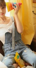 肩带牛仔裤女生和她的小豚鼠唯美室内写真照