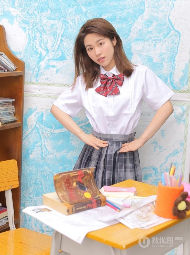 制服短裙学生妹换装背心家居服室内弹电子琴唯美写真
