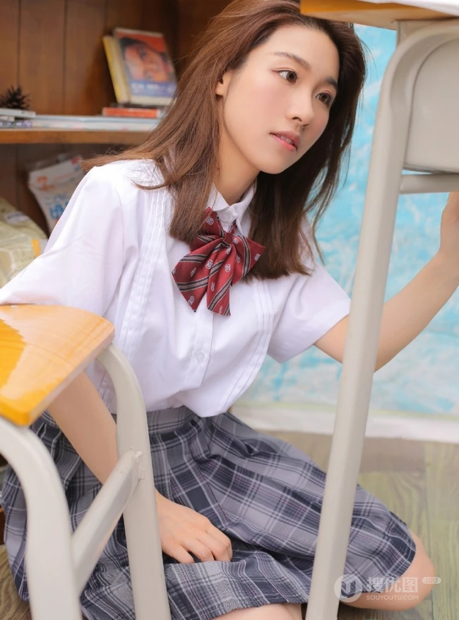 制服短裙学生妹换装背心家居服室内弹电子琴唯美写真