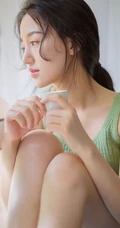 可爱的马尾辫女生，穿着绿色毛衣背心短裤室内写真