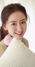 可爱的马尾辫女生，穿着绿色毛衣背心短裤室内写真