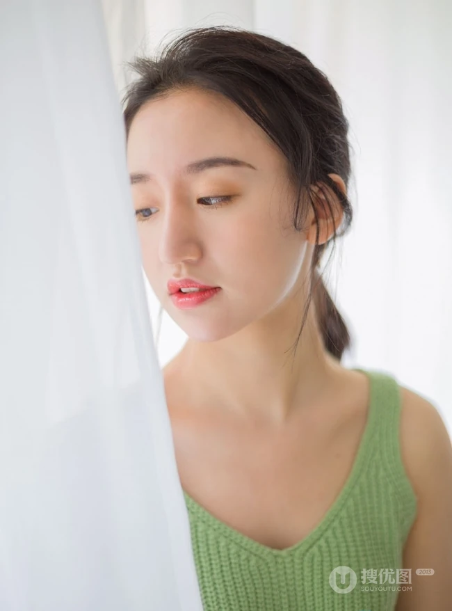 可爱的马尾辫女生，穿着绿色毛衣背心短裤室内写真