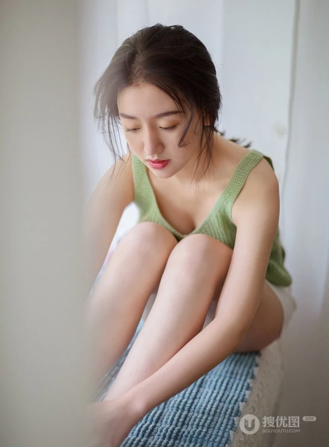 可爱的马尾辫女生，穿着绿色毛衣背心短裤室内写真