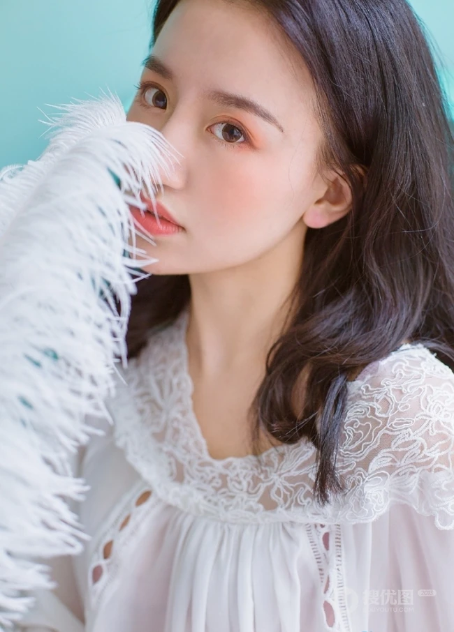可爱的马尾辫女生，穿着绿色毛衣背心短裤室内写真