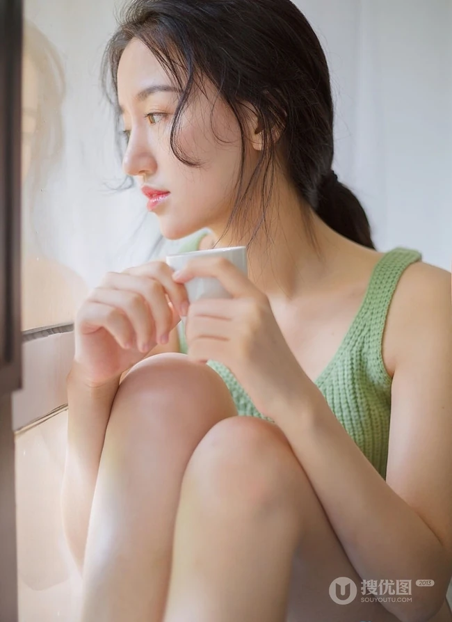可爱的马尾辫女生，穿着绿色毛衣背心短裤室内写真
