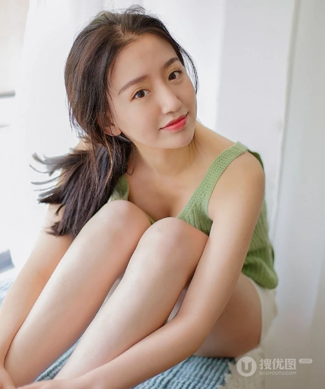 可爱的马尾辫女生，穿着绿色毛衣背心短裤室内写真