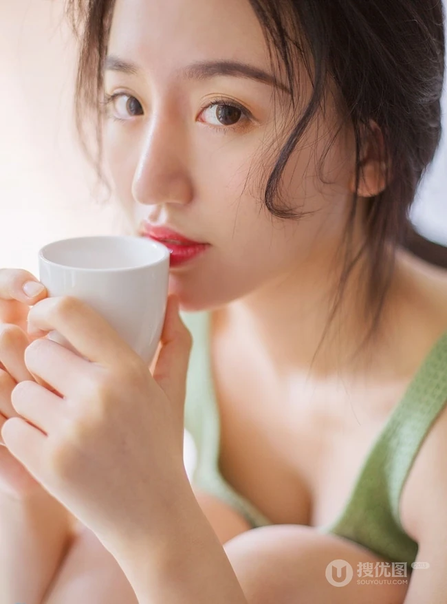 可爱的马尾辫女生，穿着绿色毛衣背心短裤室内写真