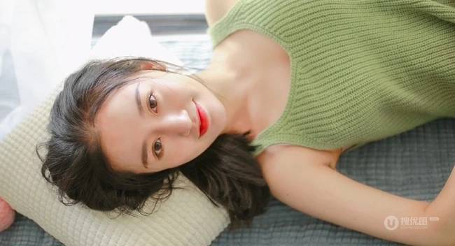 可爱的马尾辫女生，穿着绿色毛衣背心短裤室内写真