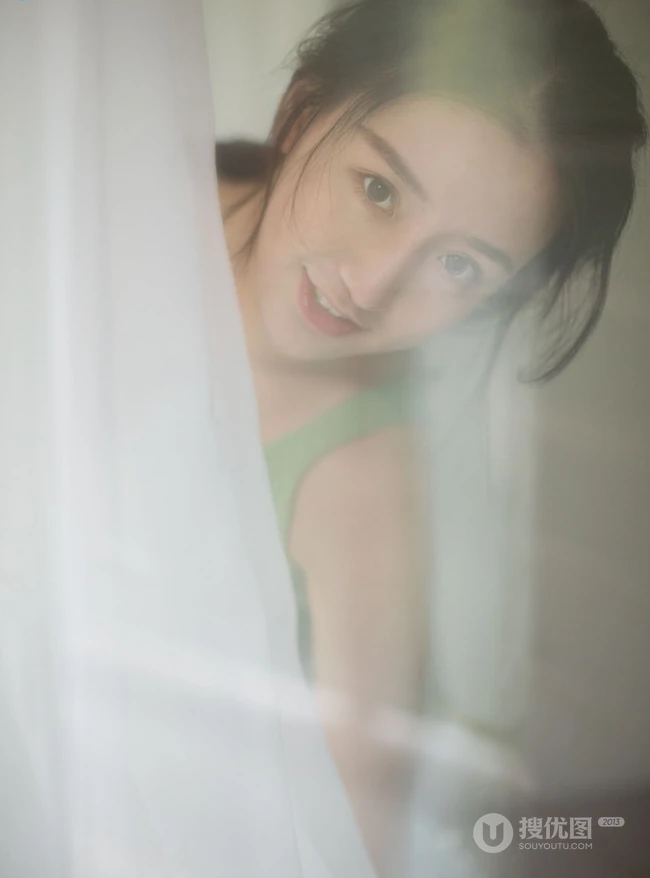 可爱的马尾辫女生，穿着绿色毛衣背心短裤室内写真