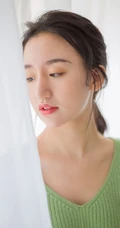 可爱的马尾辫女生，穿着绿色毛衣背心短裤室内写真
