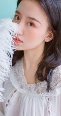 可爱的马尾辫女生，穿着绿色毛衣背心短裤室内写真