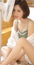 高颜值小脸蛋短发女生 气质背心短裤线条感室内写真
