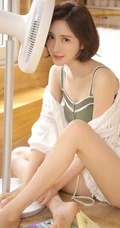 高颜值小脸蛋短发女生 气质背心短裤线条感室内写真
