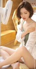 高颜值小脸蛋短发女生 气质背心短裤线条感室内写真