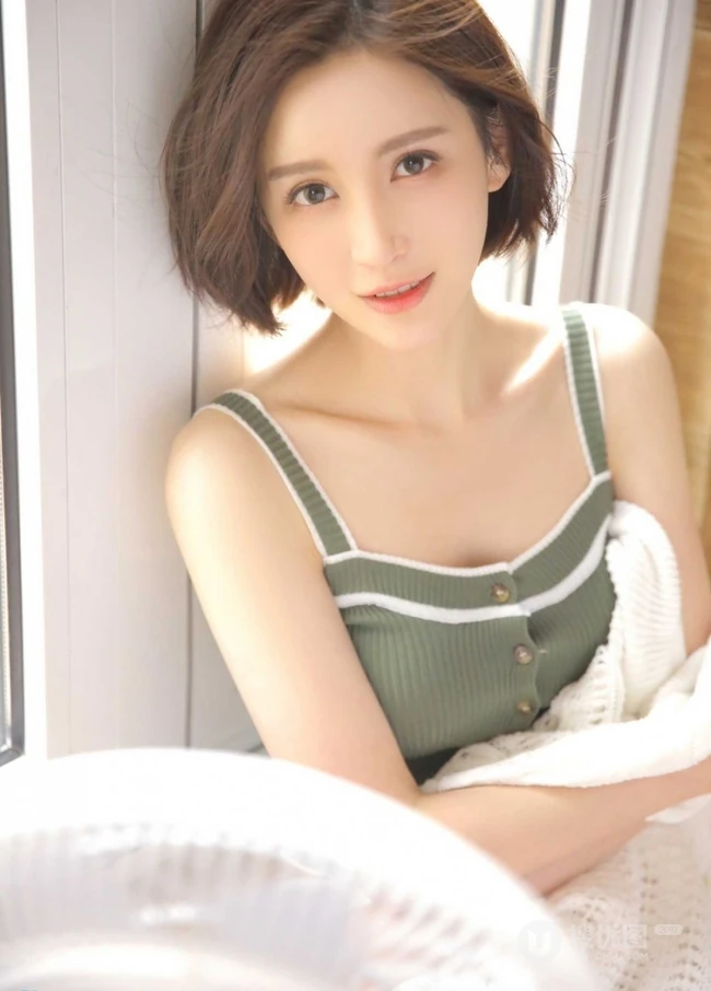 高颜值小脸蛋短发女生 气质背心短裤线条感室内写真
