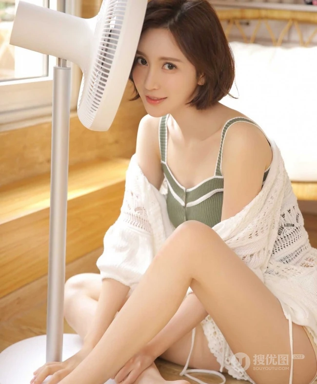 高颜值小脸蛋短发女生 气质背心短裤线条感室内写真