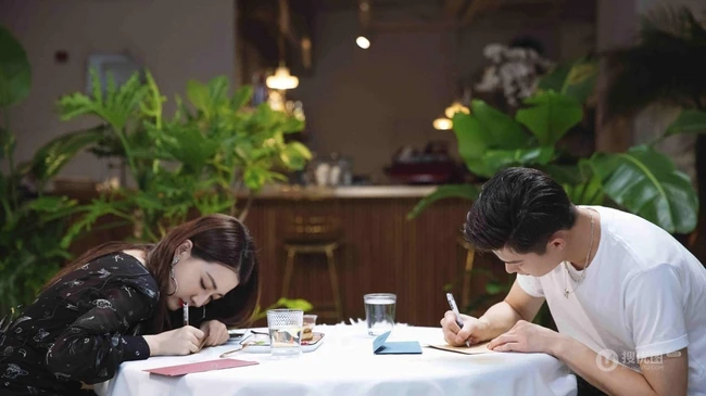 电视剧《女儿们的恋爱》发布剧照，徐璐，张铭恩cp感十足