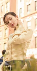李一桐清新连体衬衣长裙造型出街，有致身材高挑完美