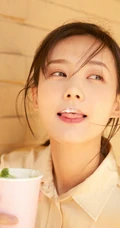 李一桐清新连体衬衣长裙造型出街，有致身材高挑完美