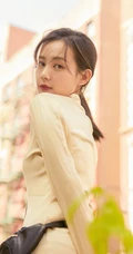 李一桐清新连体衬衣长裙造型出街，有致身材高挑完美