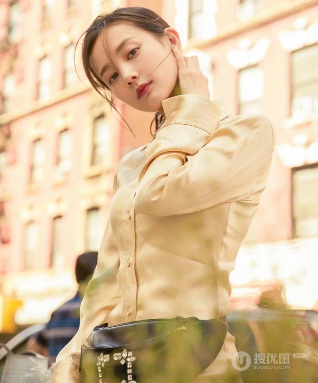 李一桐清新连体衬衣长裙造型出街，有致身材高挑完美